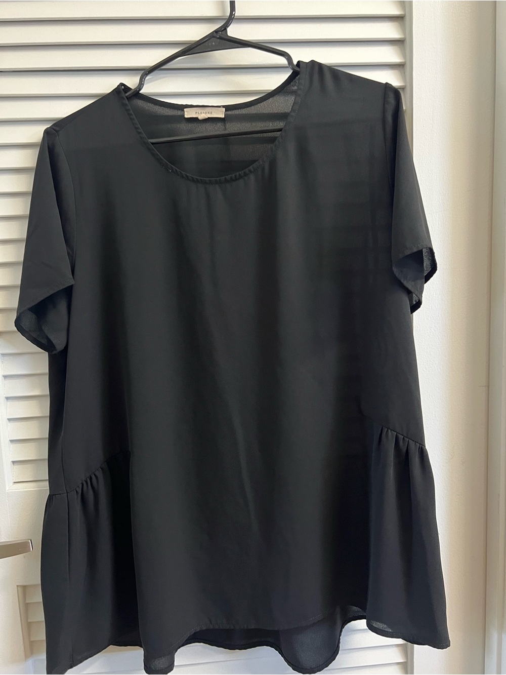 Pleione, Black Women’s Short Sleeve Ruffle Hem Top - size Large